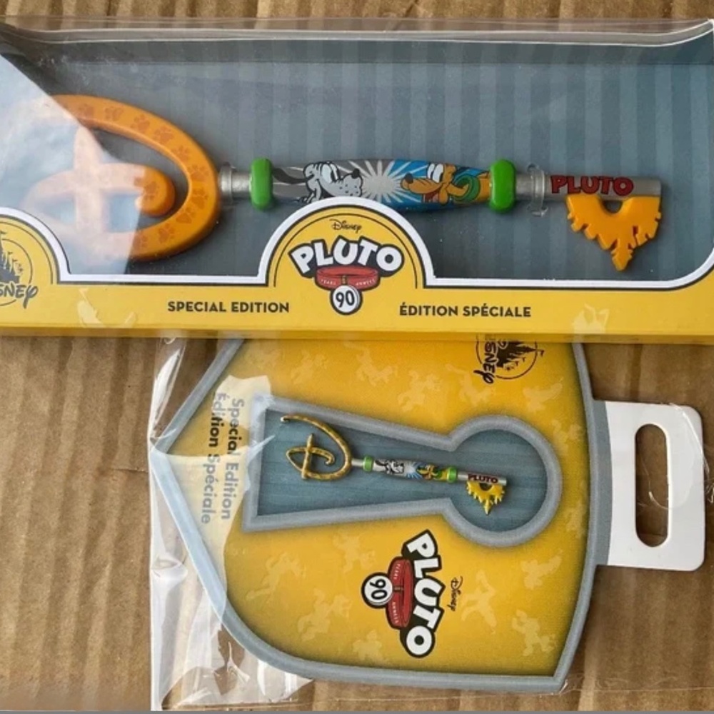 DISNEY  PLUTO PIN AND KEY SET  NWT  RETIRED